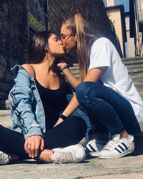  Foto YouTube (Hallmark Channel) Durante 2021, varios personajes LGBT mostraron su amor con apasionados besos. . Besos lesbianas
